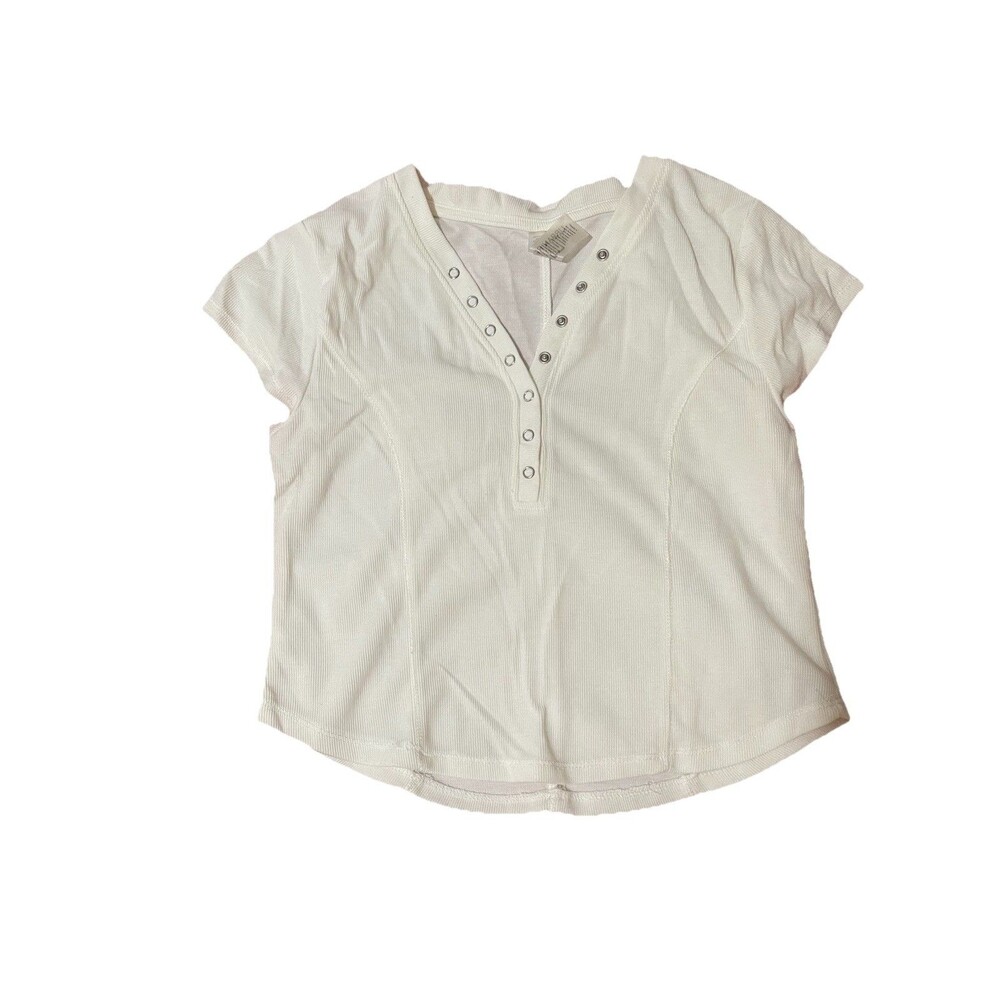 camisa Henley acanalada de color blanco.